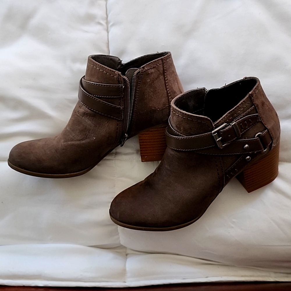 Brand new! Indigo rd wooden healed shoes